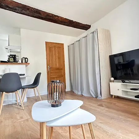 Home Up Pontoise Exterior photo