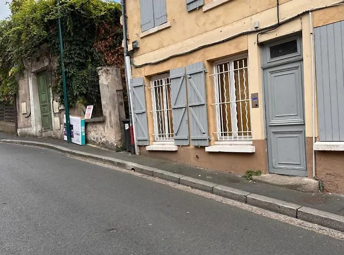 Home Up Pontoise